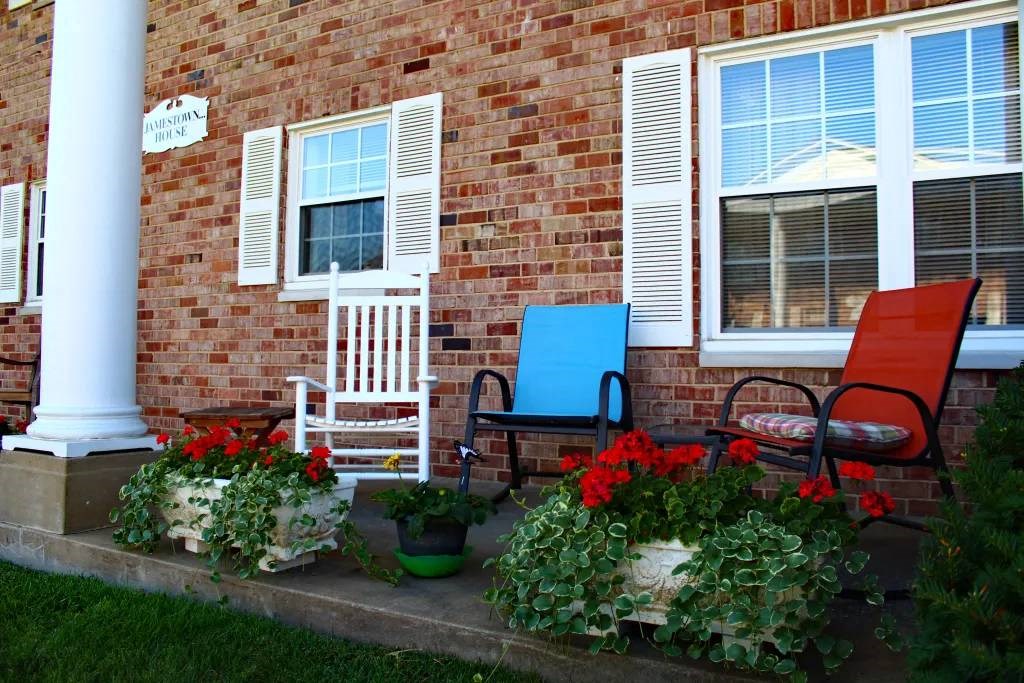a couple of chairs sitting in front of a brick building