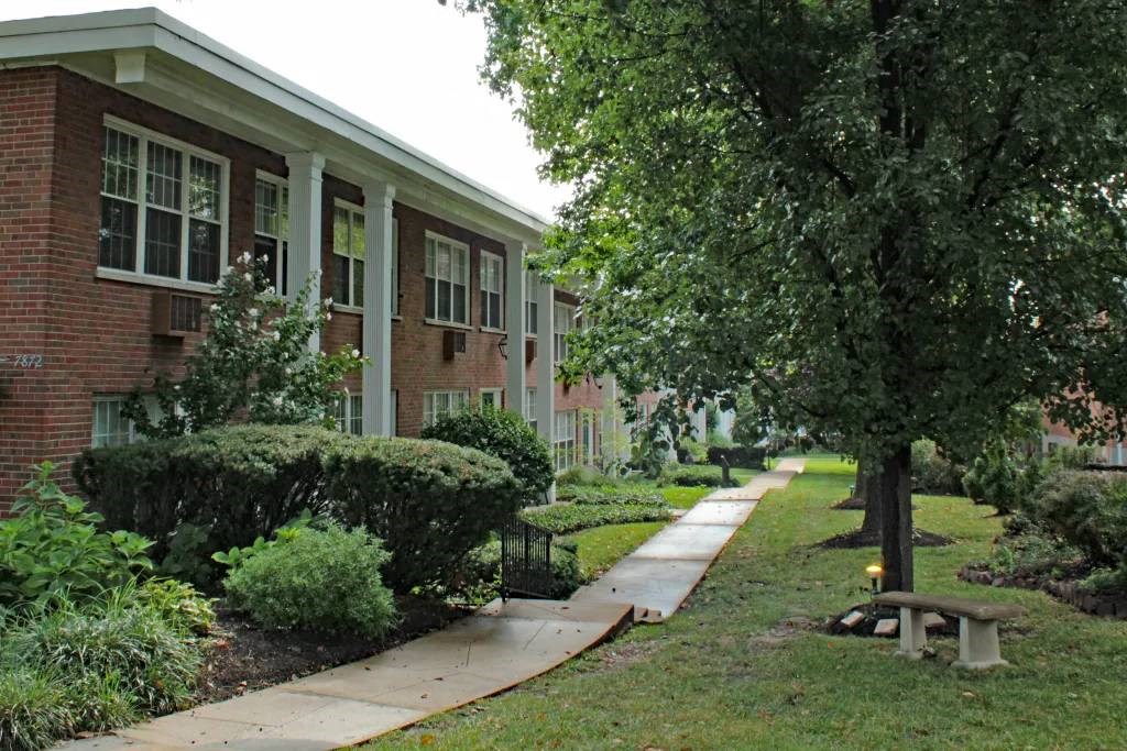 a sidewalk in front of an apartment building