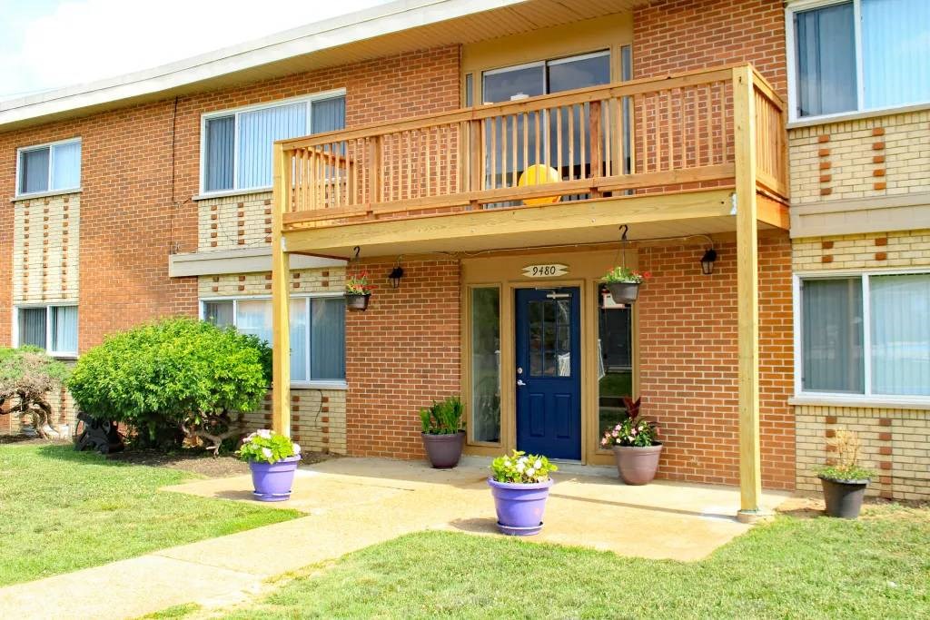 a building with a balcony and a blue door