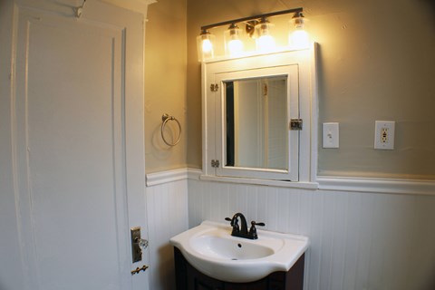 A bathroom with a sink and mirror.