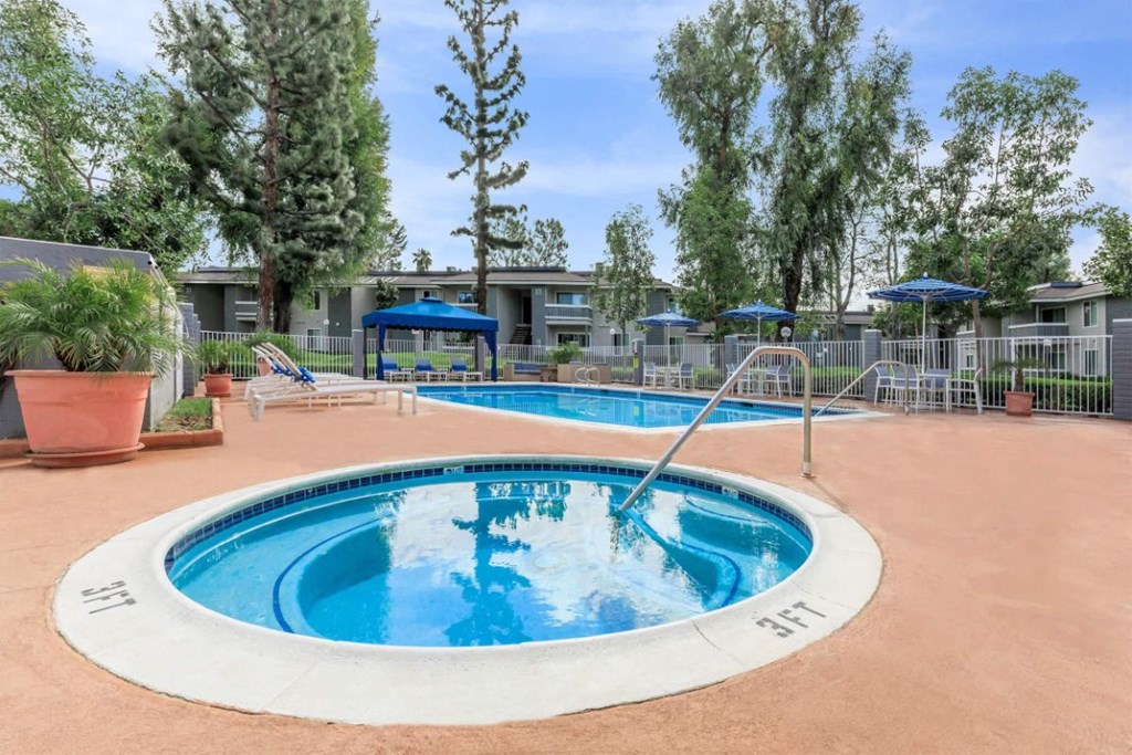 our apartments have a large jacuzzi and a pool