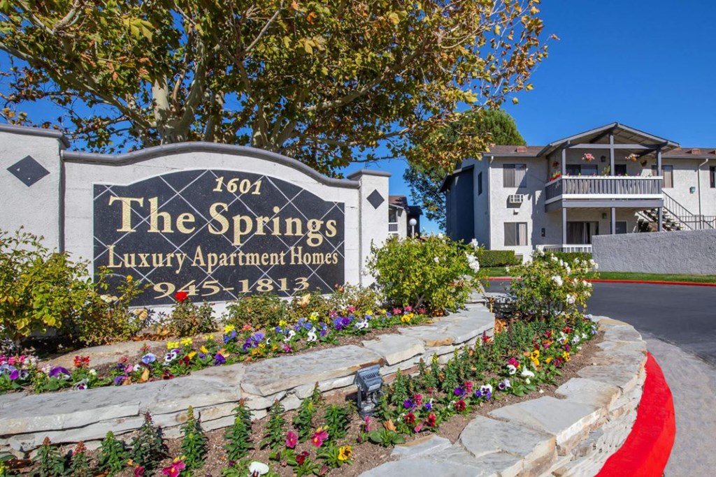 a sign for the springs luxury apartment homes