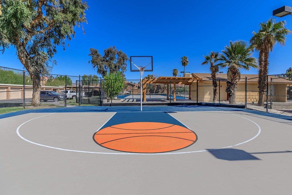 basketball court at the preserve at ballantyne commons apartments tx