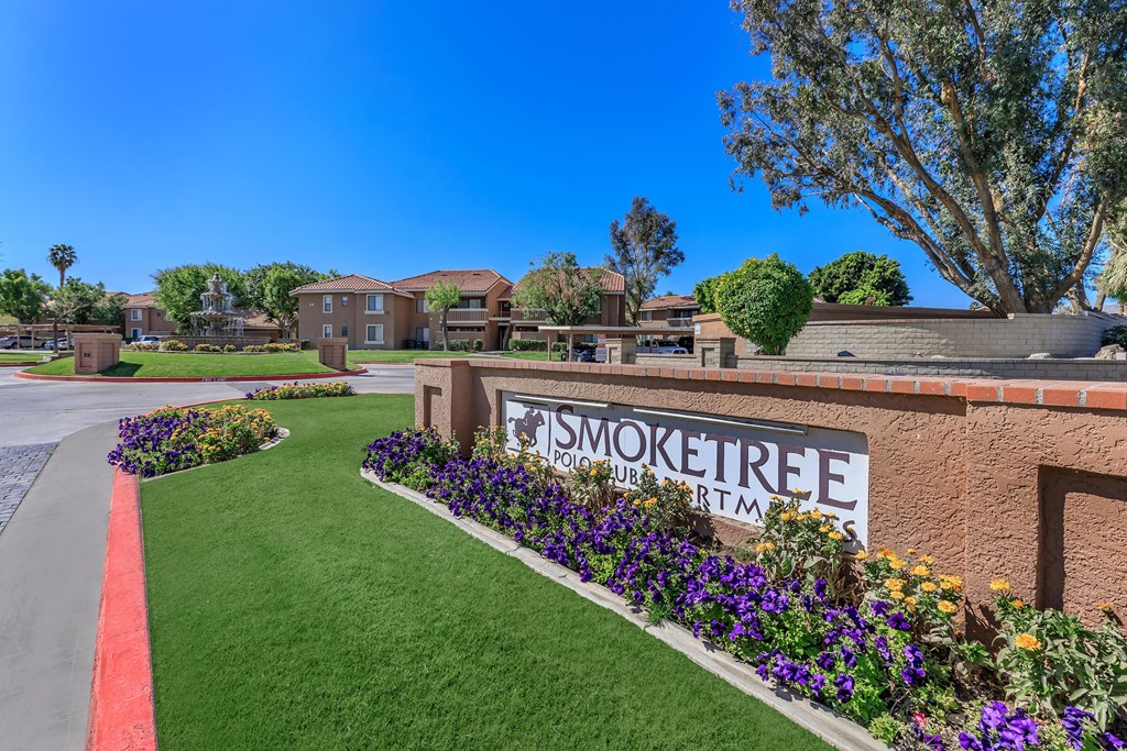 the sign at the entrance to smoke tree summit apartments