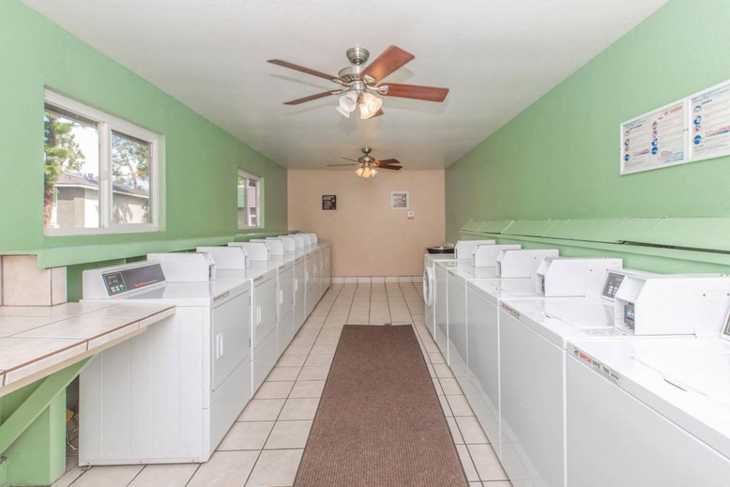 laundry room with washers and dryers and a ceiling fan