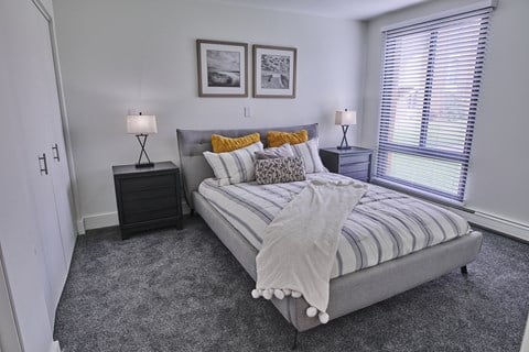 the preserve at ballantyne commons apartments bedroom with bed and window