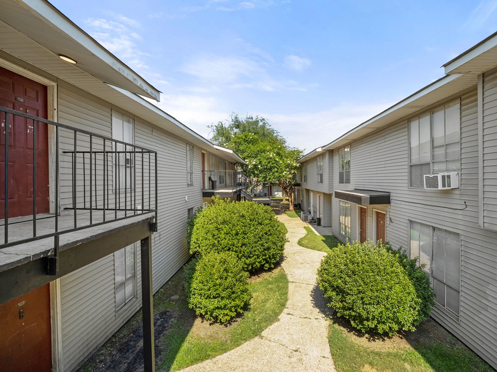 the preserve at ballantyne commons courtyard between apartments