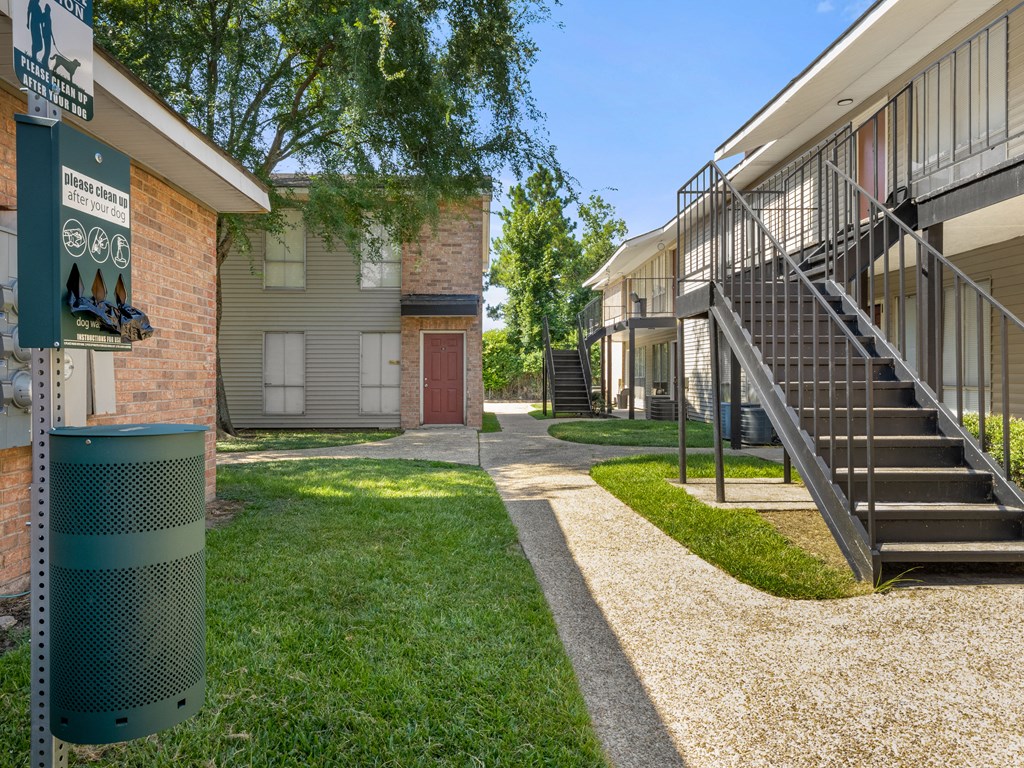 the preserve at ballantyne commons apartments courtyard and stairs
