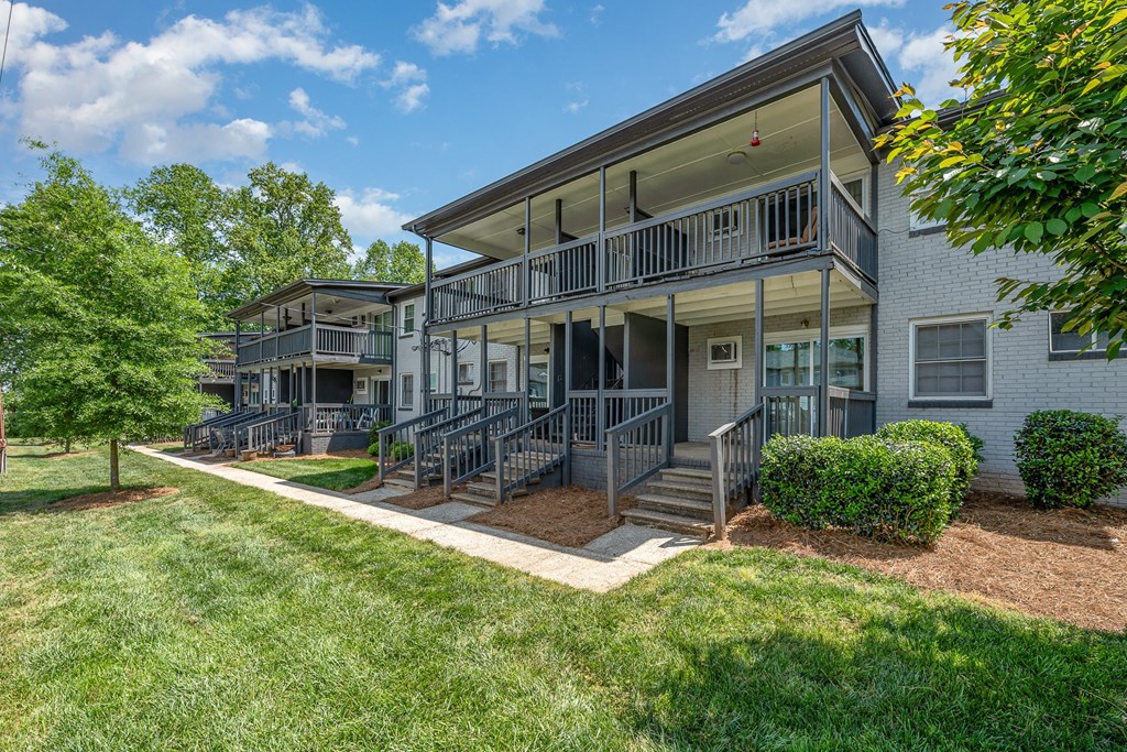 the preserve at ballantyne commons apartments courtyard and balconies