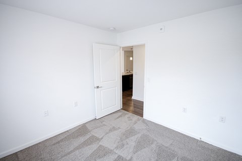 An empty bedroom with carpeted floor indmiller Pointe apartments in Columbus, Ohio