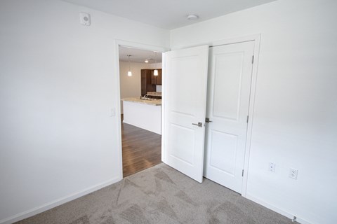 An empty bedroom with carpet indmiller Pointe apartments in Columbus, Ohio
