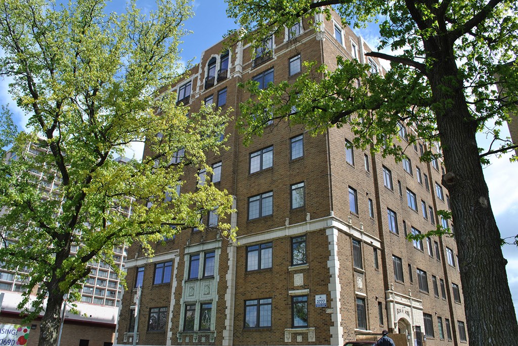 The Enclave at Meridian apartments in Indianapolis, IN