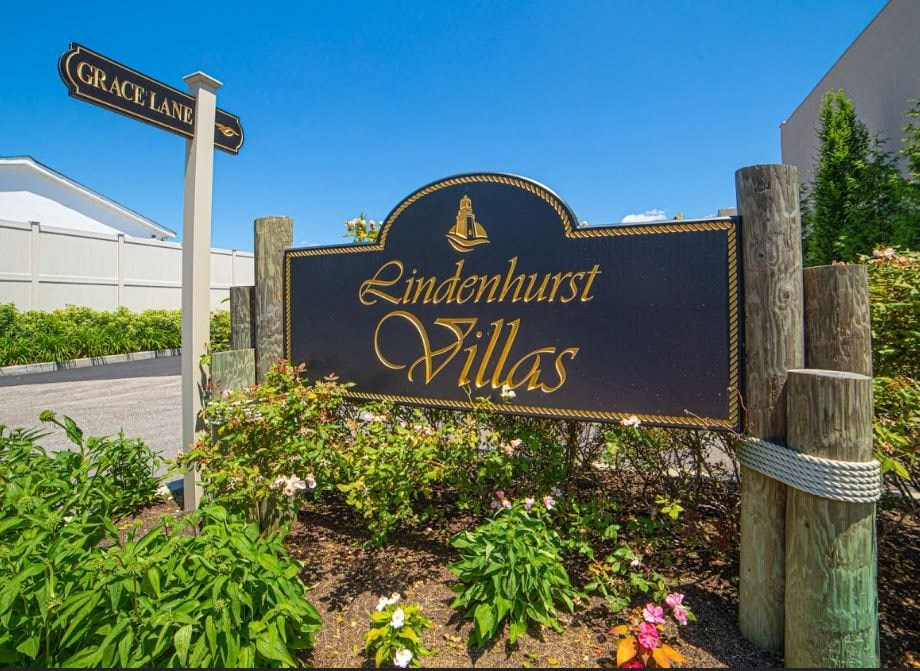 a sign for the entrance of indiantown villas in front of a building