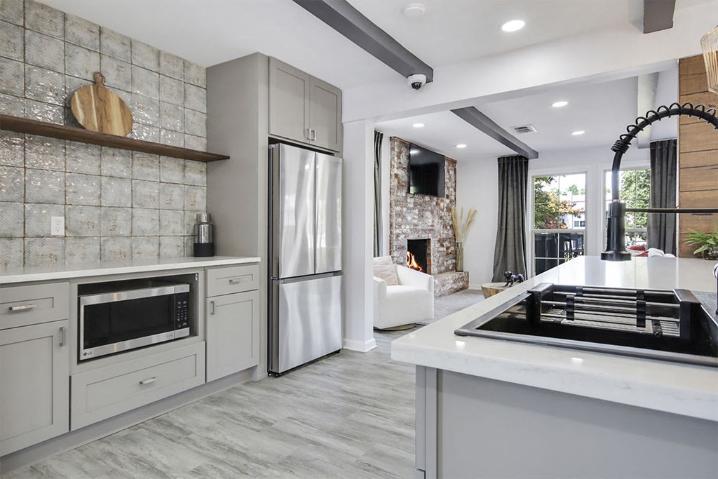 Fully Equipped Kitchen With Modern Appliances at Southridge, Kansas City, KS