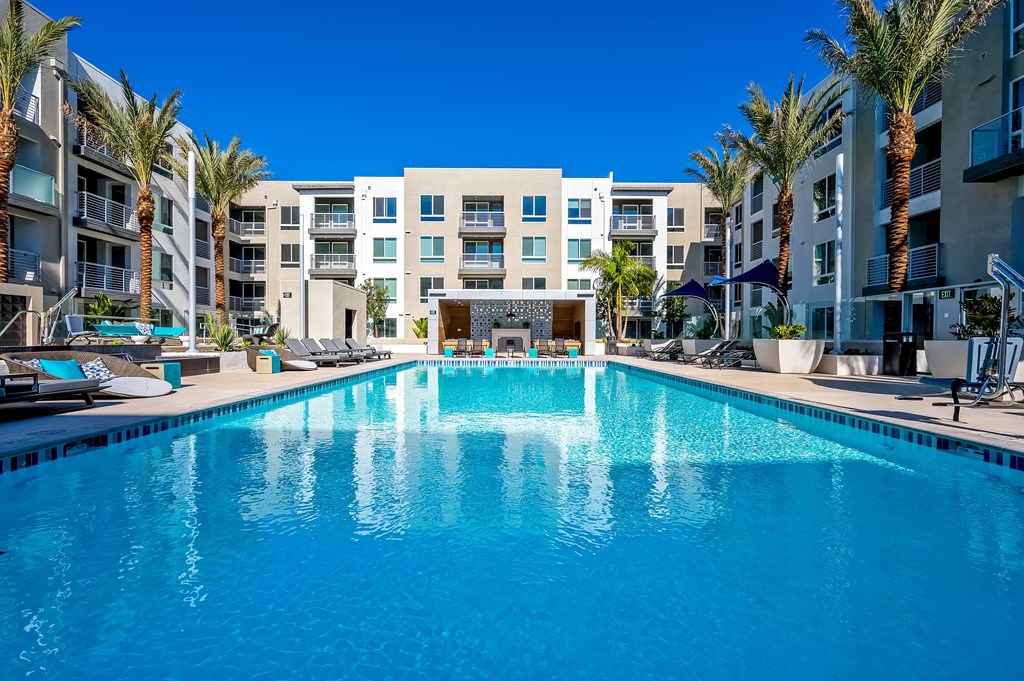 Luxury Socal Courtyard, with pool, Jagucci, fire pit, shower room. ALL you need for summer!