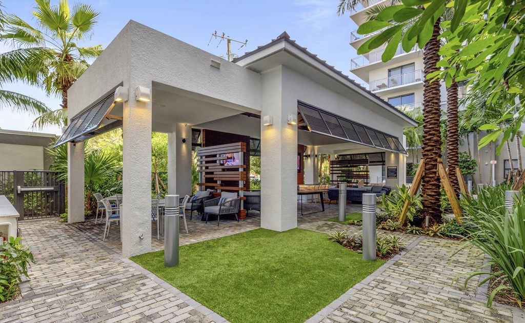 A modern house with a patio and a barbecue area at Mayla Pompano, Pompano Beach