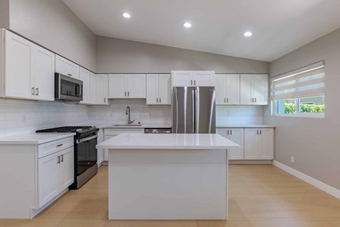 313 & 325 E 17Th Place 1-2 Beds Apartment for Rent