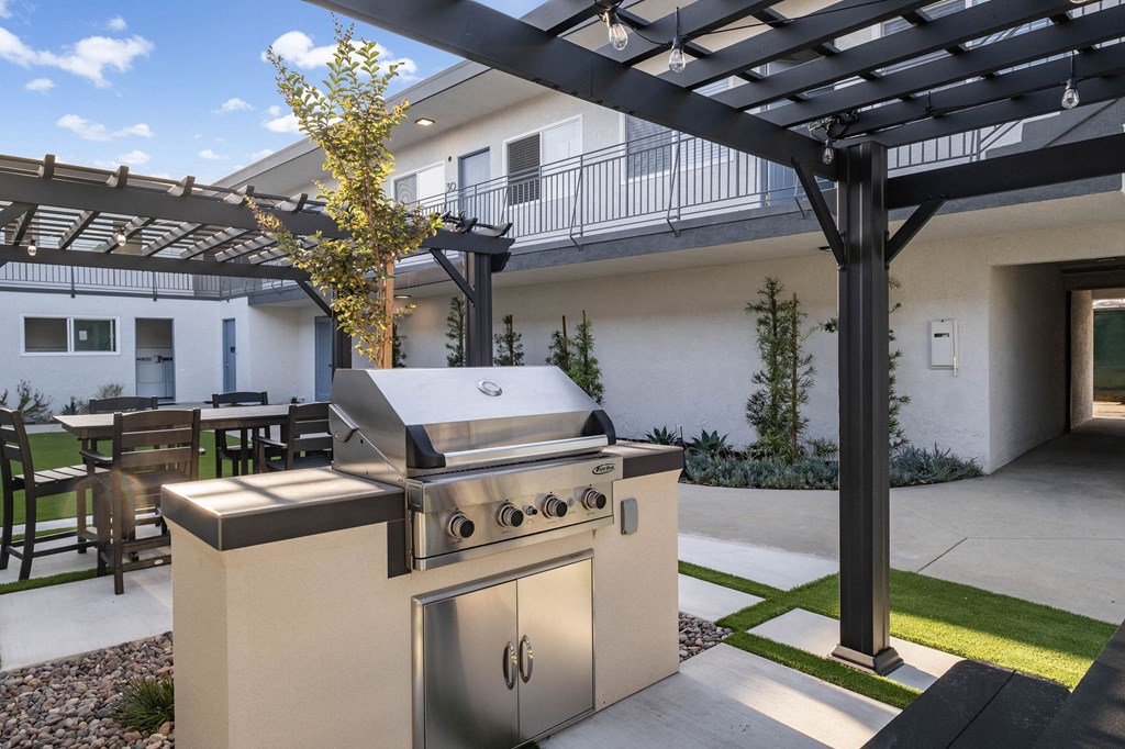 Outdoor Grill and Seating at Arlington Square Apartment , California