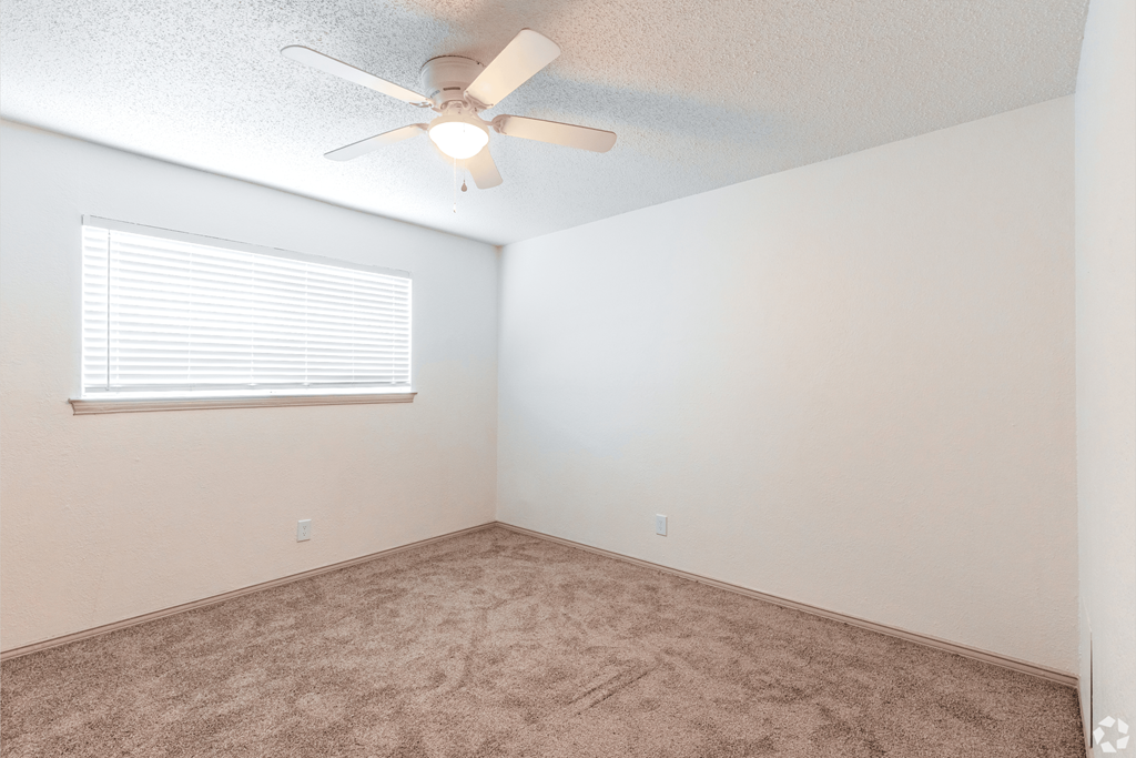 an empty room with a ceiling fan and a window at Lovato, Garland