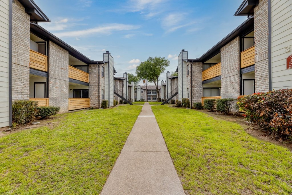 the preserve at ballantyne commons walkway between apartment buildings
