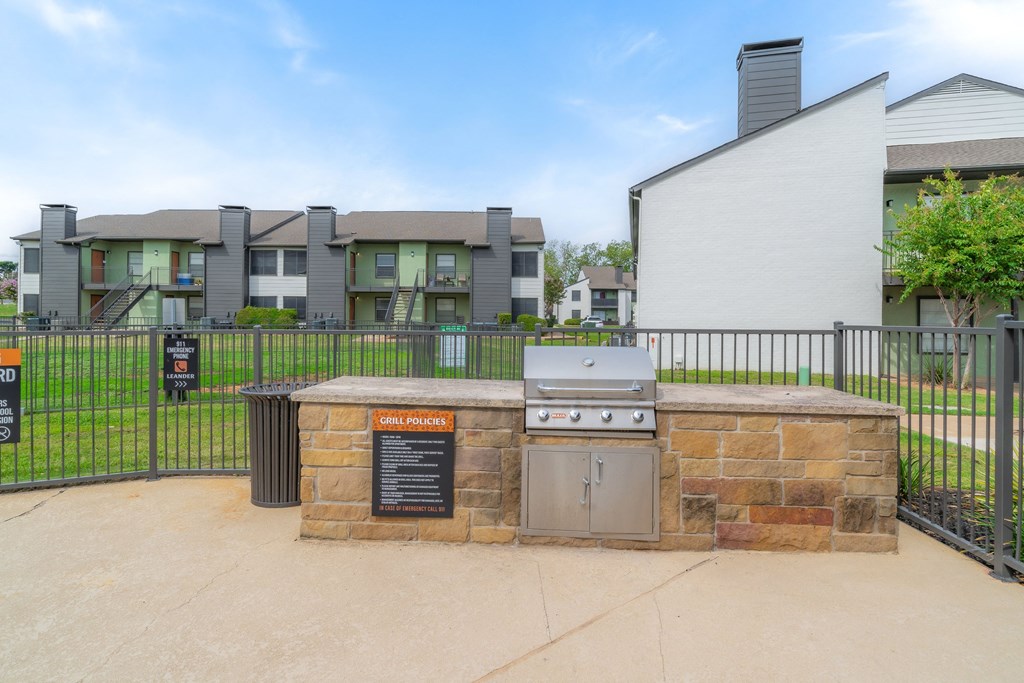 the preserve at ballantyne commons apartments clubhouse with grill and grass