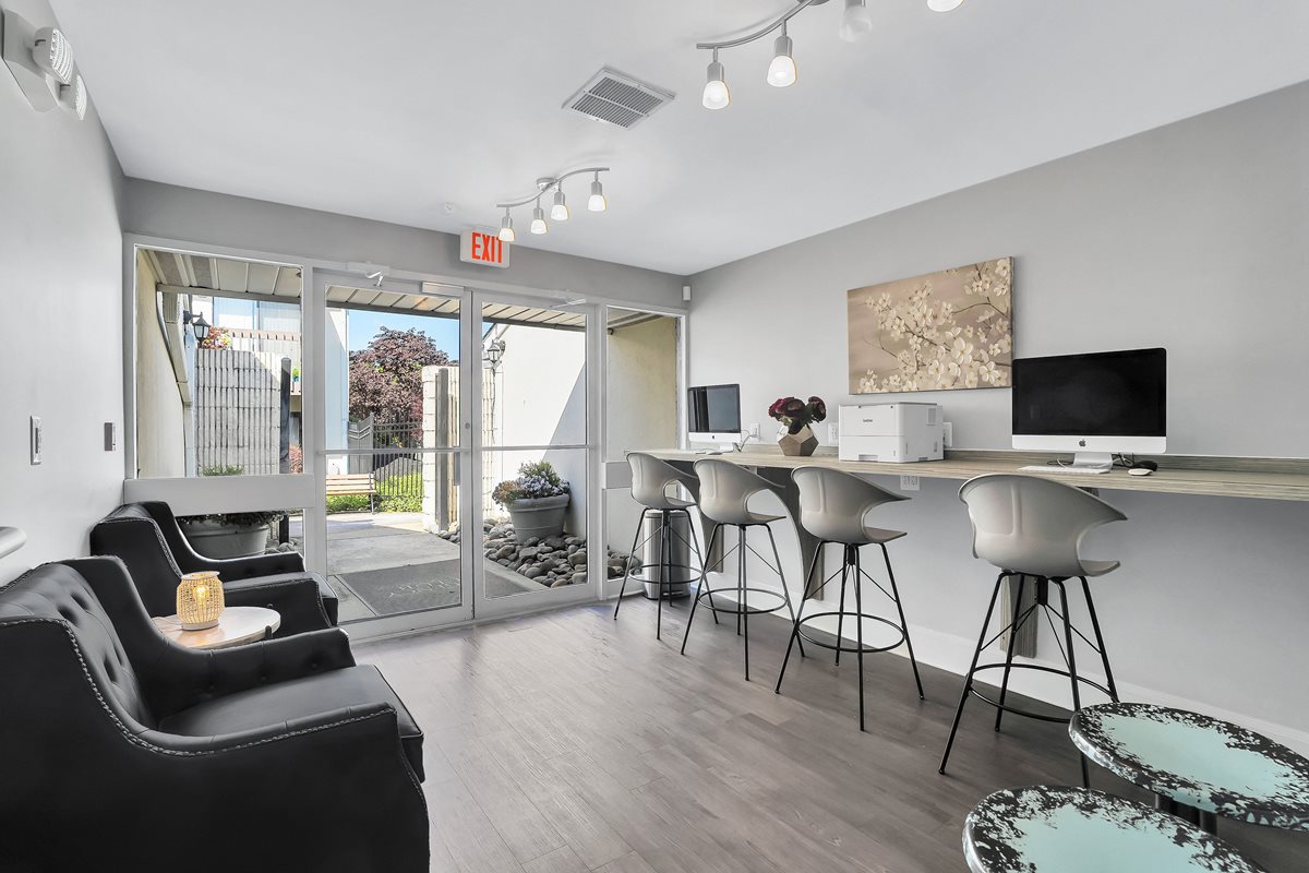 Regency Club Townhomes & Apartments