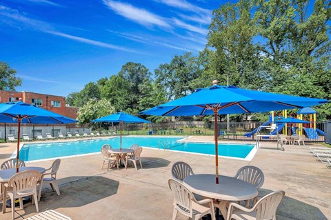 Fairmont Gardens Pool w Umbrella Tables