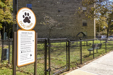 A sign for a dog park lists the rules for dog owners.