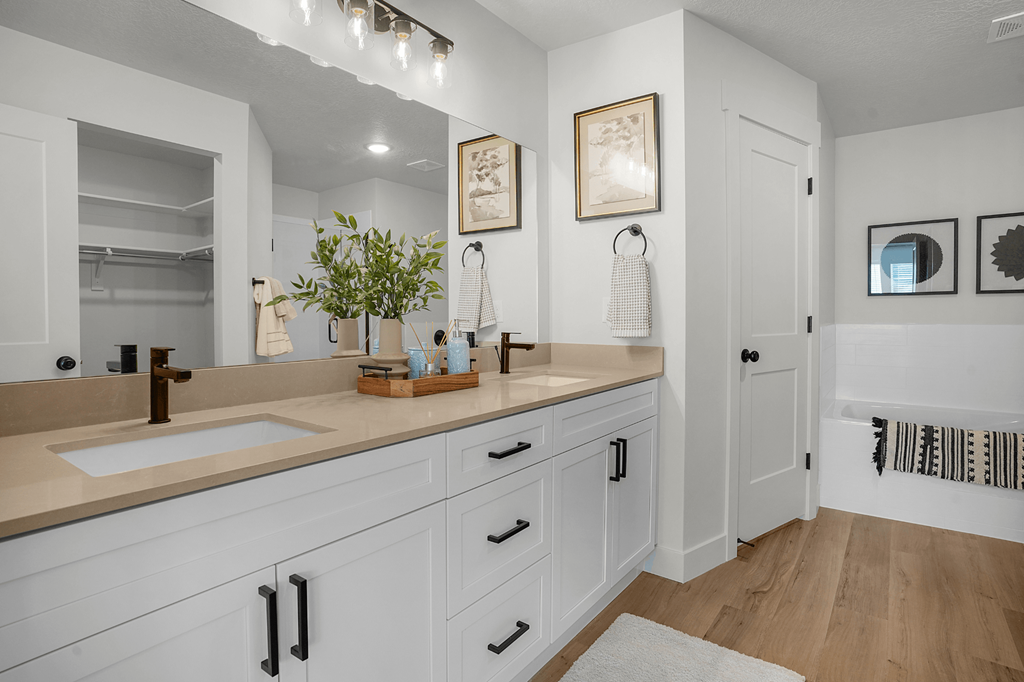 A bathroom with a white sink and a white vanity.