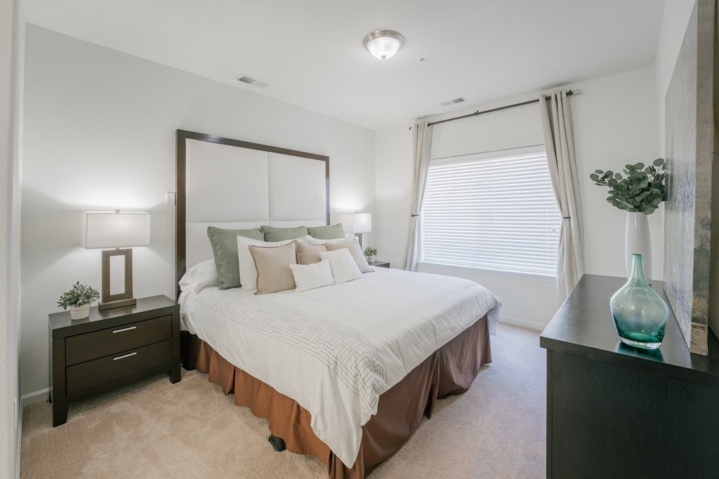 the preserve at ballantyne commons apartments bedroom with large bed and window at Aldara Apartments in Saratoga Springs, Utah
