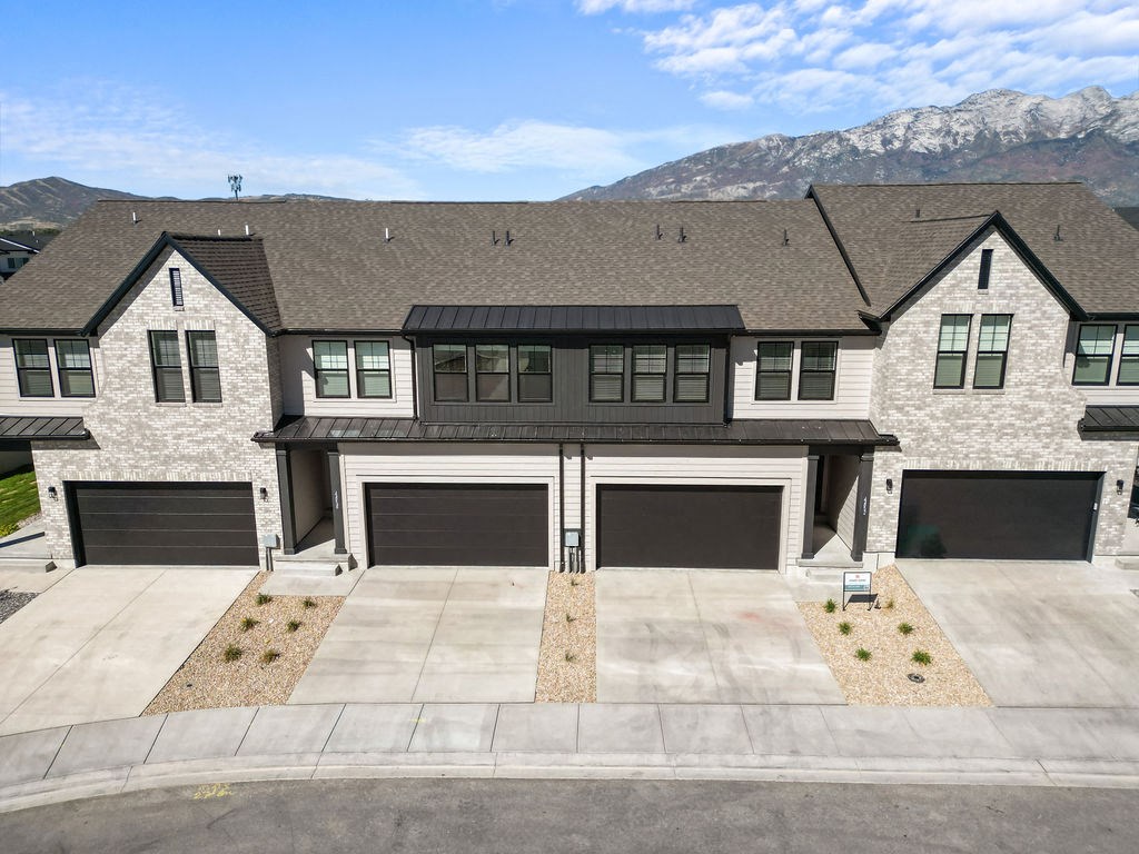 exterior photo of Crestview Point townhomes for rent in Highland, Utah