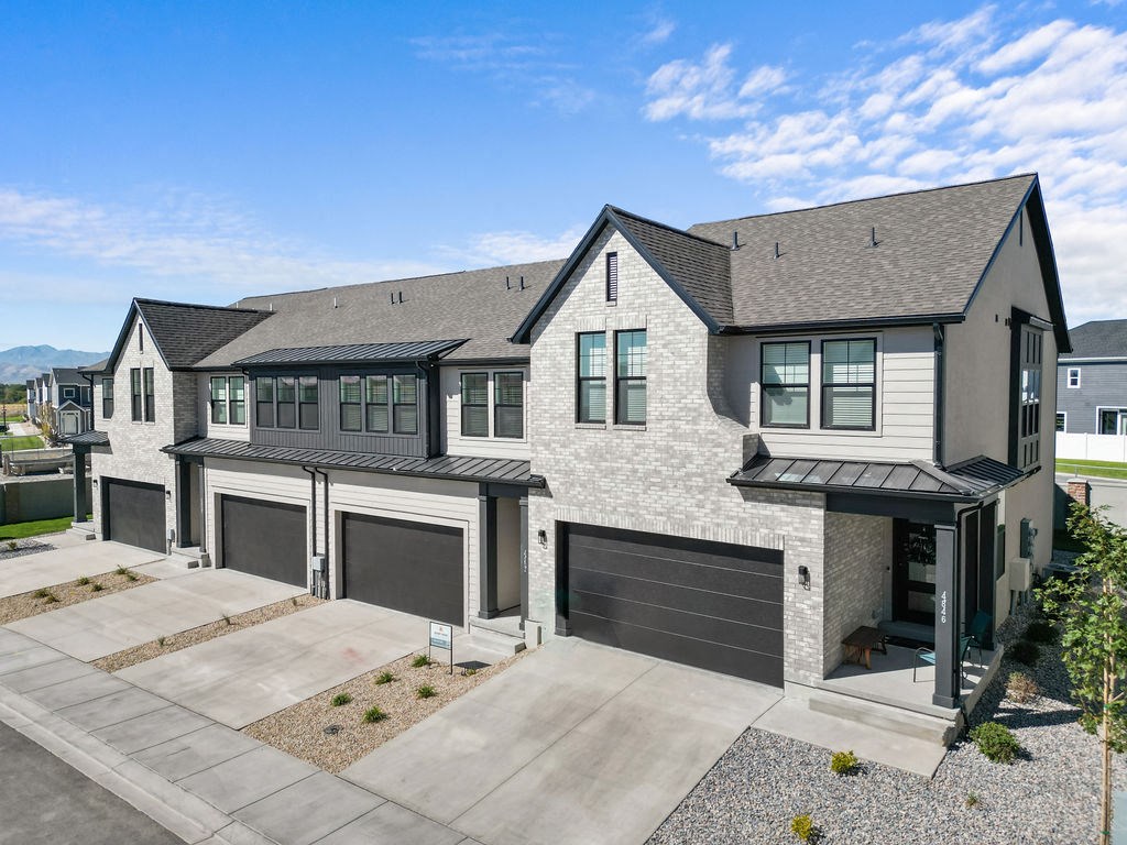 exterior photo of Crestview Point townhomes for rent in Highland, Utah