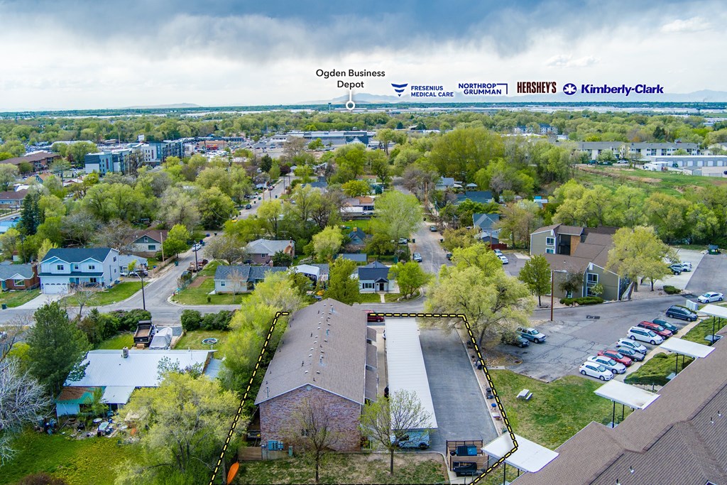 A bird's eye view of a parking lot with a building in the center.