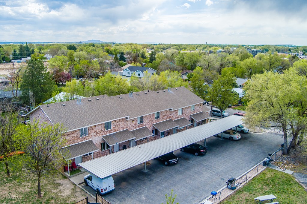 A large building with a parking lot in front of it.