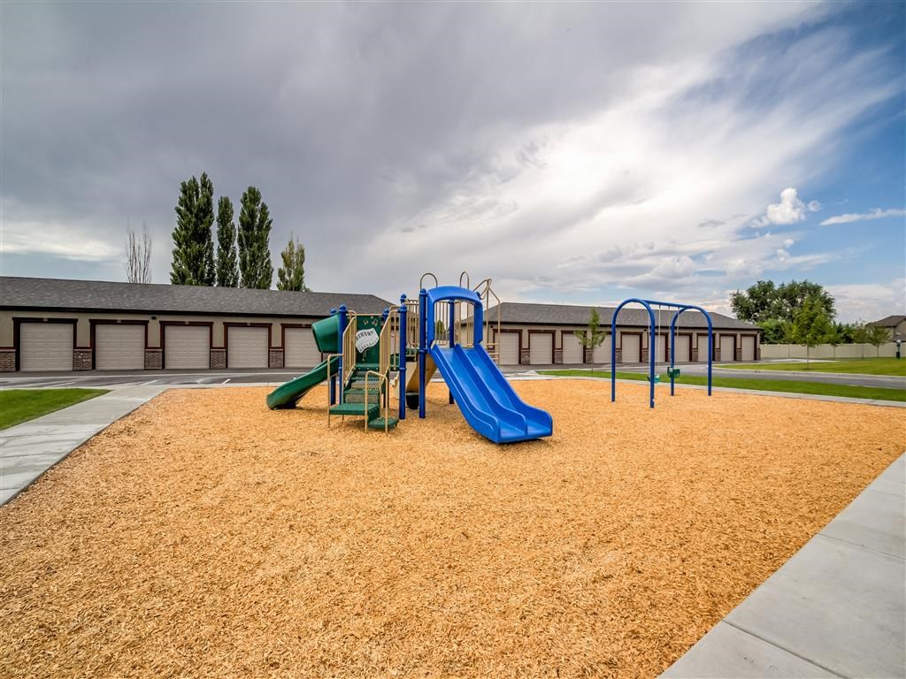 playgrounds at the preserve at green trees apartments in green trees