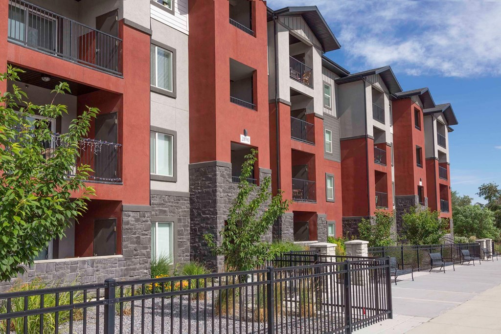 picture of an apartment building