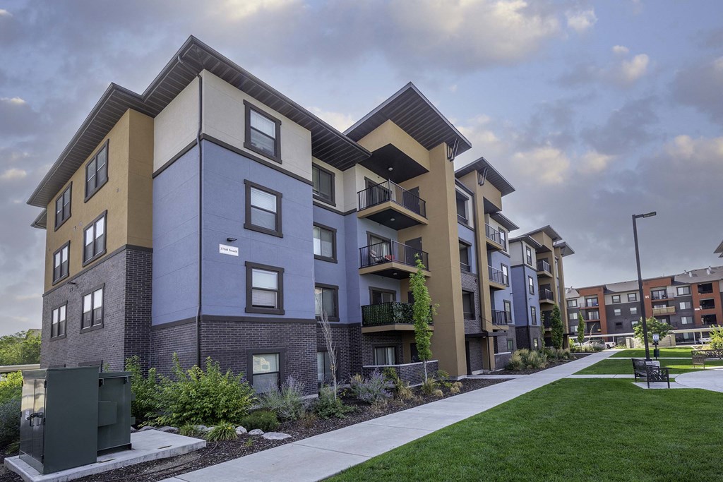 picture of an apartment building