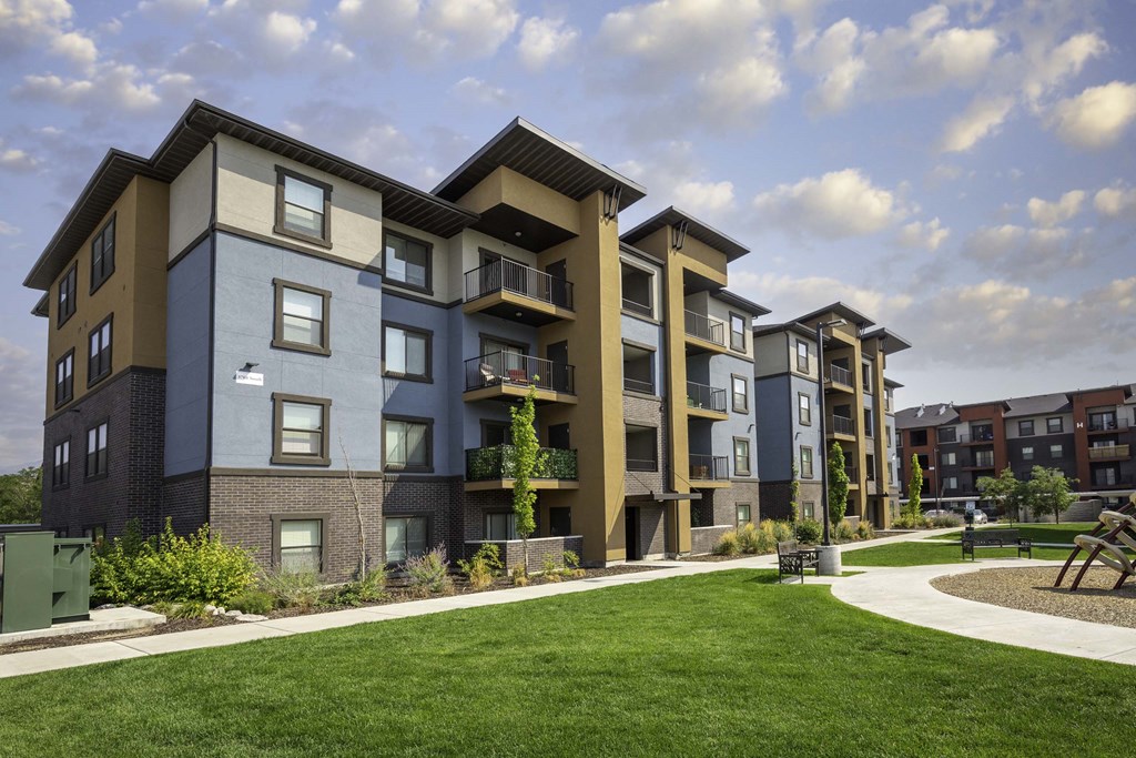exterior view at the bradley braddock road station apartments
