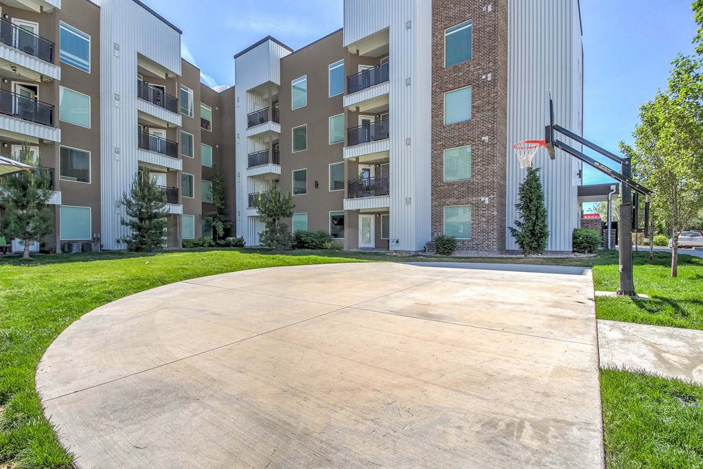 an outdoor basketball court at the flats at big tex apartments in san antonio, tx