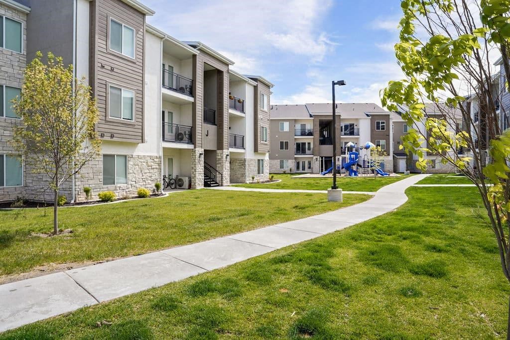 the preserve at ballantyne commons walkway between apartment buildings