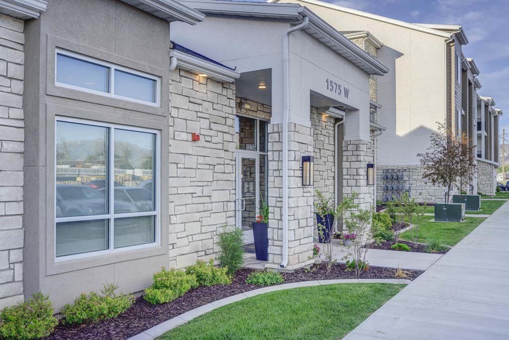 A building with the address 1575 W written on it.