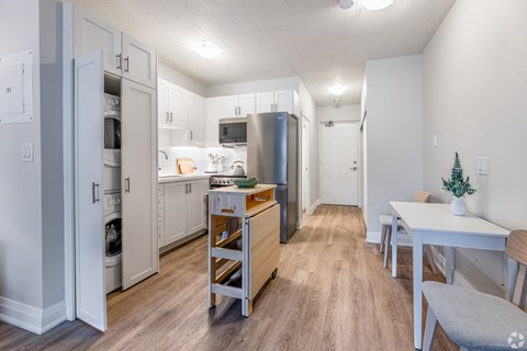 Kitchen (In)