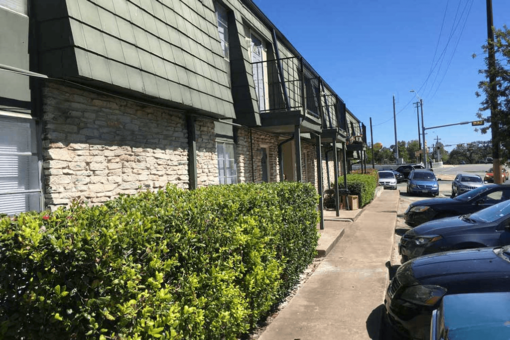 a row of cars parked in front of a building