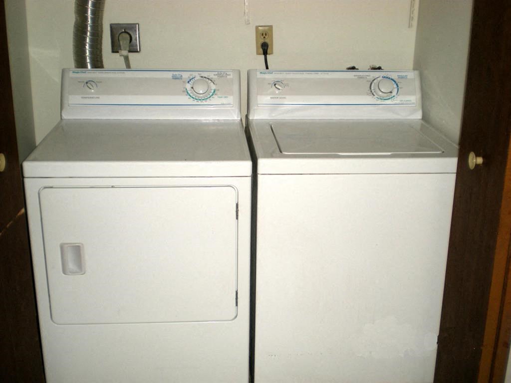 a white washer and dryer sitting next to each other