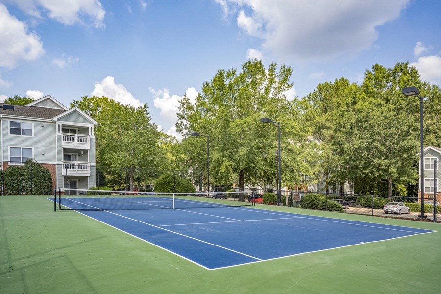 the preserve at ballantyne commons tennis court with apartments in the background