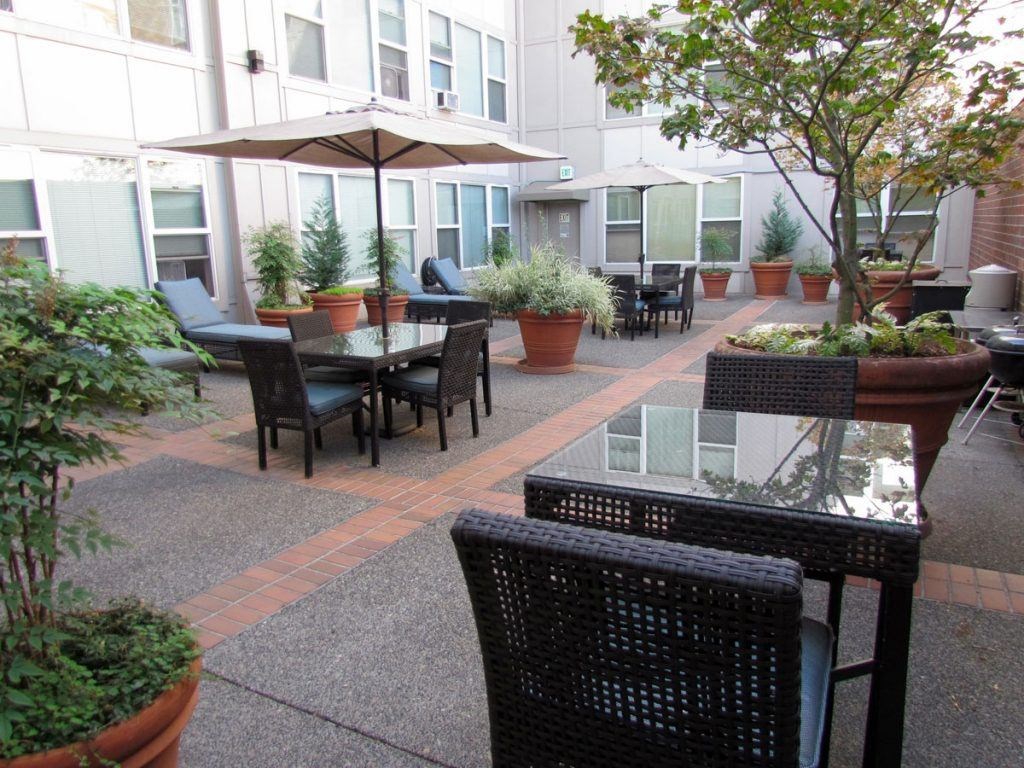 Outdoor Patio at Fifth Avenue Place Apartments, Portland