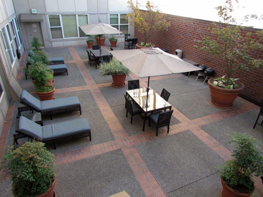A patio with tables and chairs and umbrellas.at Fifth Avenue Place Apartments, Oregon, 97209