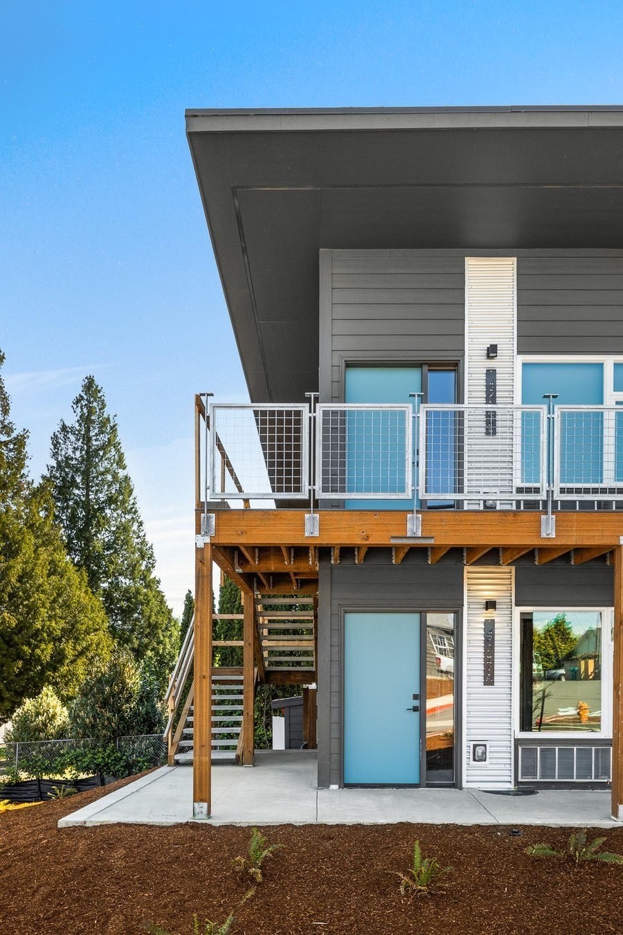 additional photo for property listing at chic digs with room to stretch out in the village 22 car