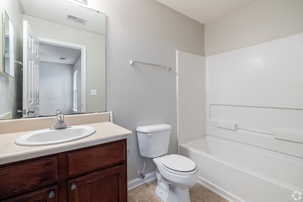 Bathroom With Bathtub at Cross Creek Apartments, Beaufort, South Carolina