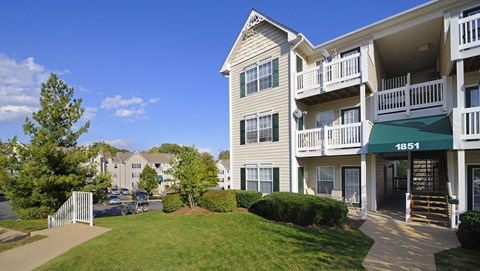 Building Exterior at Summerland Heights Apartments, Woodbridge, VA 22191